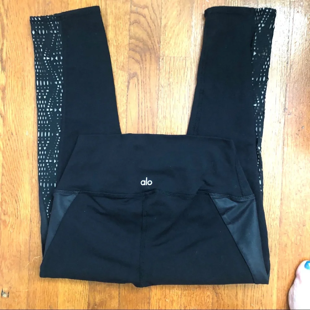 alo yoga black capri leggings laser cut design M